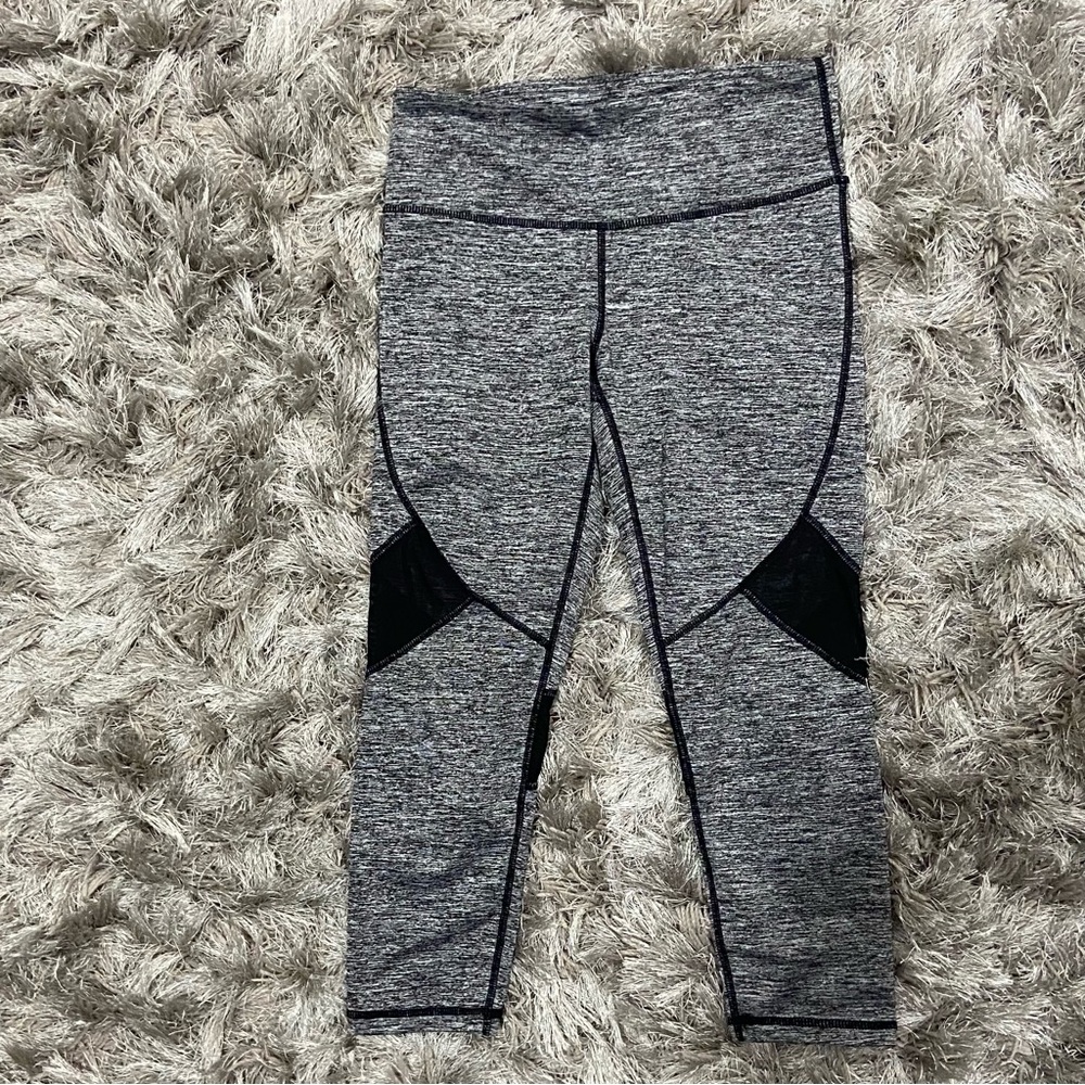 Mono b women grey and black, back waist band pocket capri leggings. Size S. Used